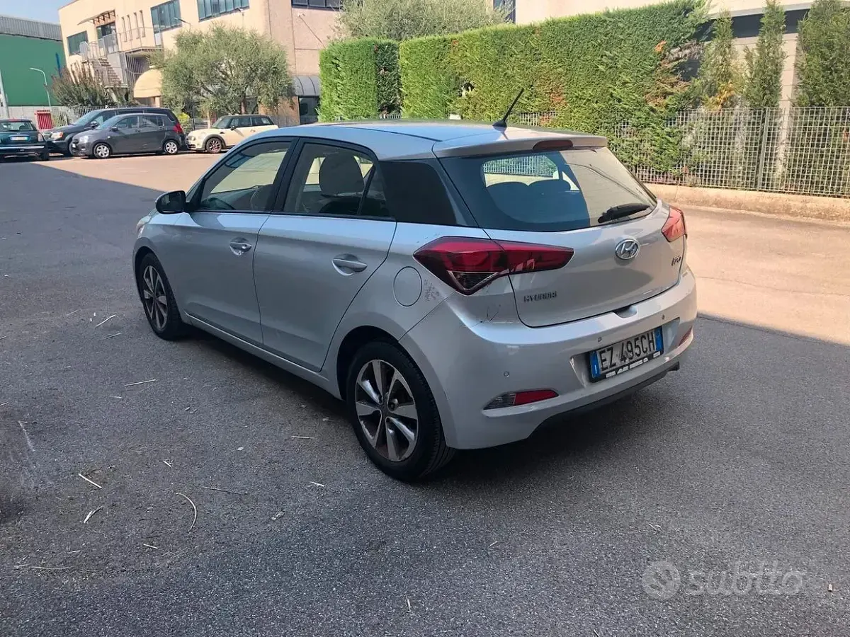 Usata Hyundai i20 Style 75 CV (55 kW) 2015 Grigio Berlina