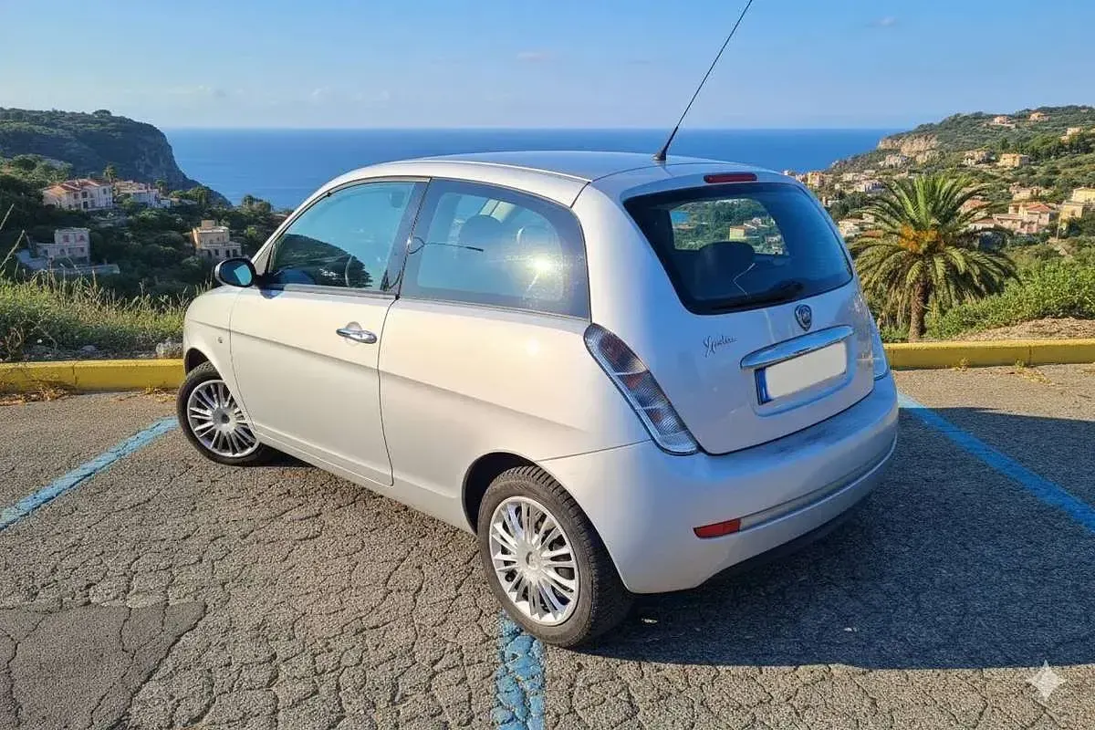 Usata Lancia Ypsilon 60 CV (44 kW) 2008 Argento Utilitaria
