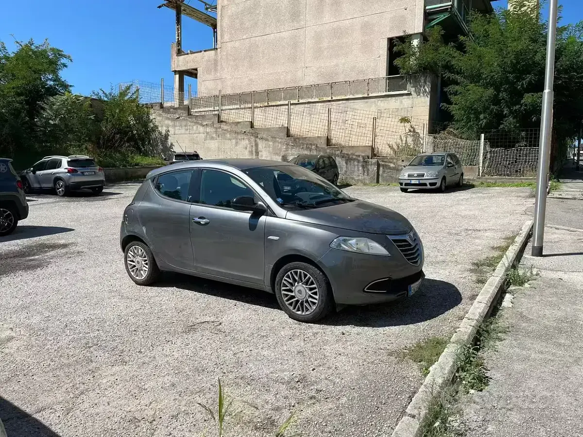 Usata Lancia Ypsilon 85 CV (62 kW) 2014 Grigio Utilitaria