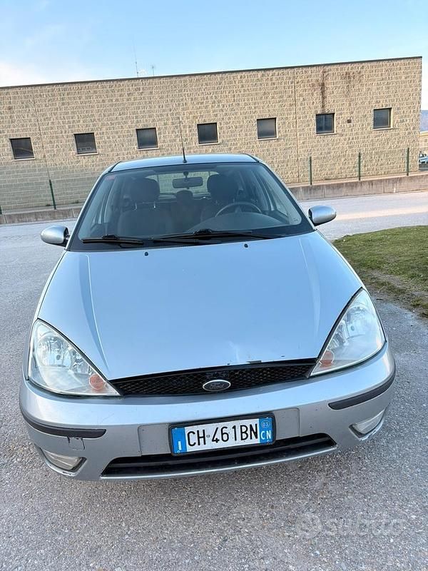 Begagnad Ford Focus 116 HK (85 kW) 2003 Grå Sedan