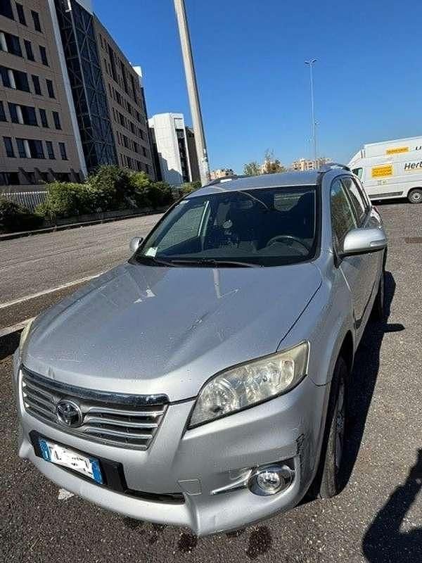 Usata Toyota RAV4 150 CV (110 kW) 2010 Argento SUV