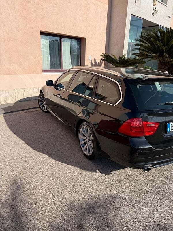 Begagnad BMW 320 184 HK (135 kW) 2010 Svart Kombi