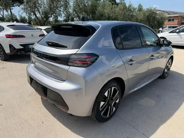 Usata Peugeot 208 Allure 101 CV (74 kW) 2025 Argento Utilitaria