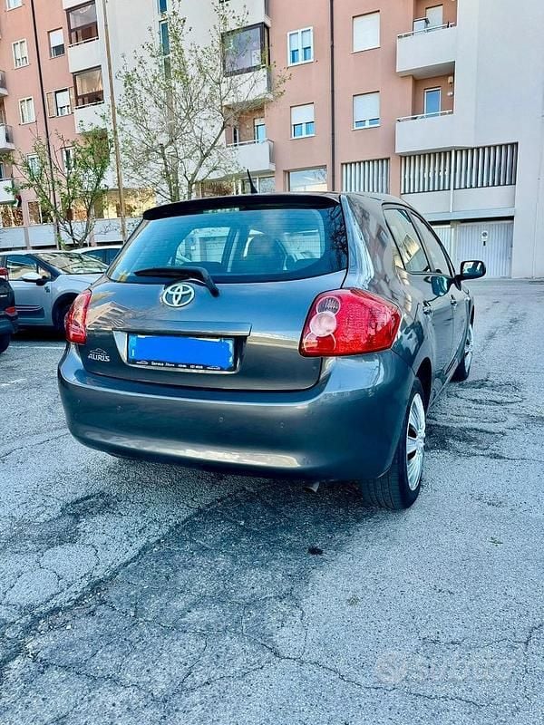 Usata Toyota Auris 124 CV (91 kW) 2009 Grigio Utilitaria