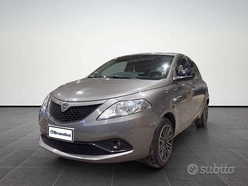 Grigio moda Usata 2021 Lancia Ypsilon S Due volumi | 12.500 € (Cara) - Immagine 1/4