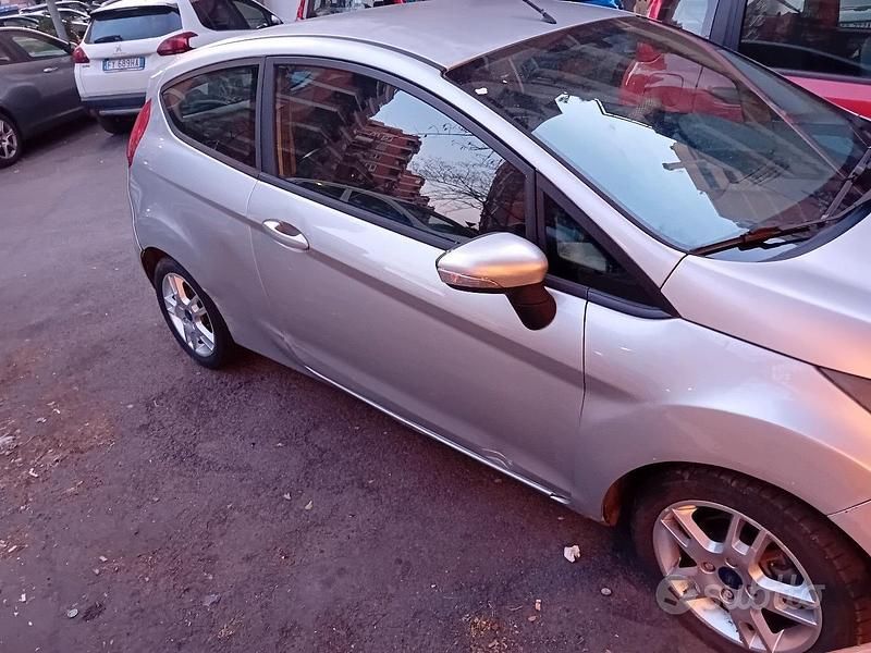 Usata Ford Fiesta 95 CV (69 kW) 2010 Grigio Utilitaria