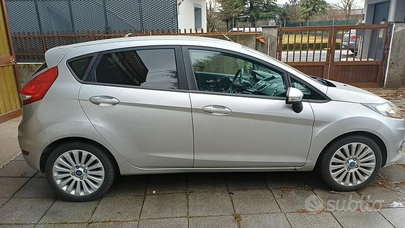 Occasion Ford Fiesta 97 ch (71 kW) 2012 Gris Citadine