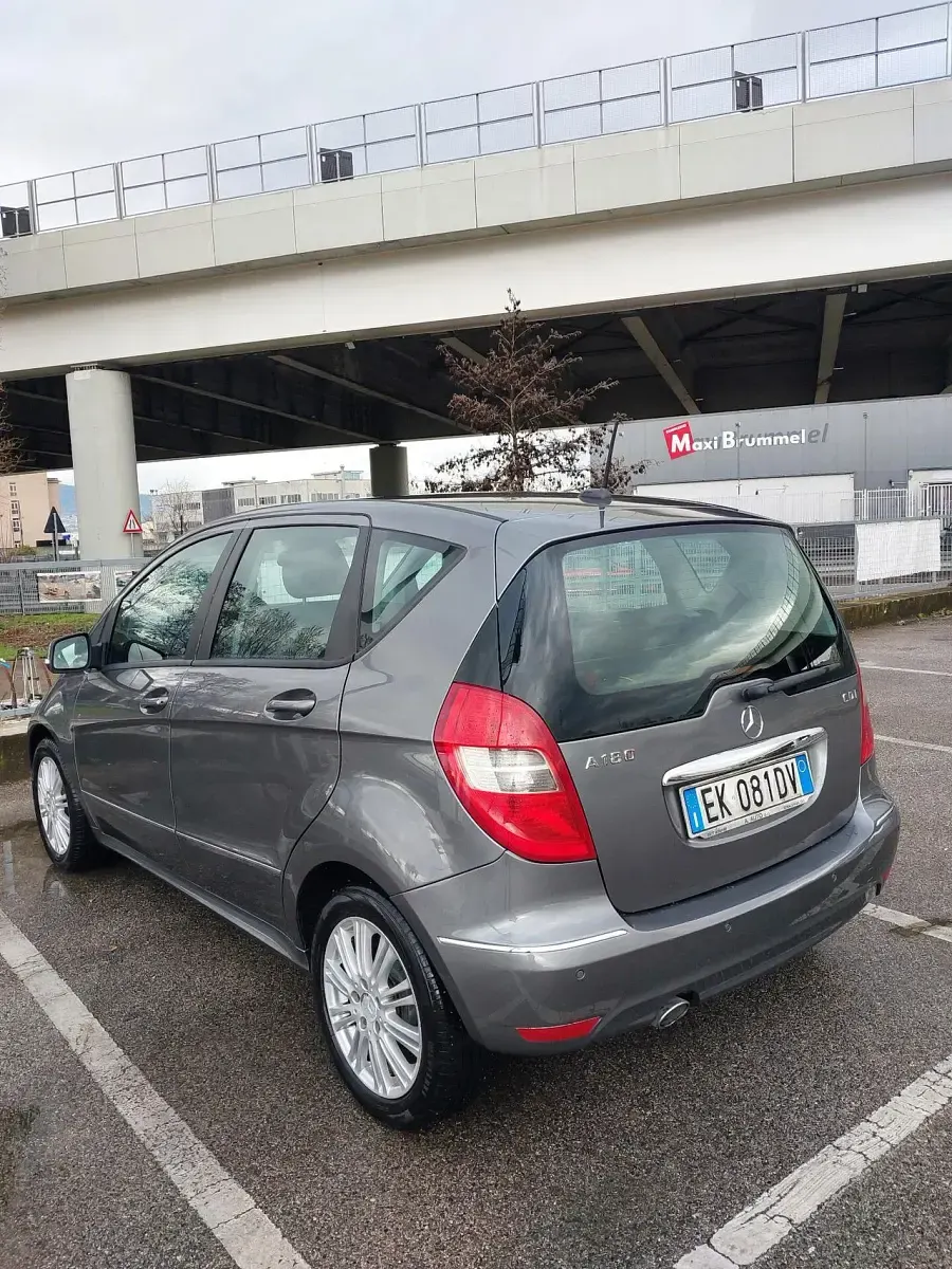 Usata Mercedes A180 Elegance 109 CV (80 kW) 2011 Grigio Berlina