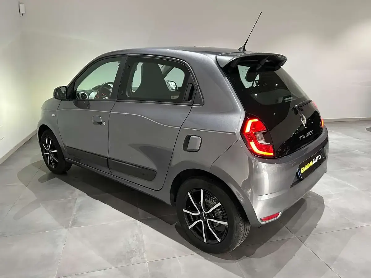Usado Renault Twingo SE 65 CV (47 kW) 2020 Gris Utilitario