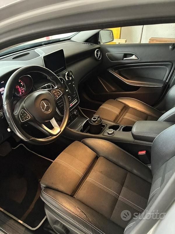 Usata Mercedes A180 109 CV (80 kW) 2017 Grigio Berlina