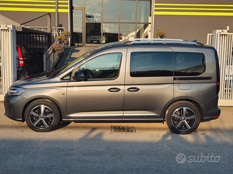 Käytetty VW Caddy Style 122 HP (89 kW) 2022 Harmaa Tila-auto