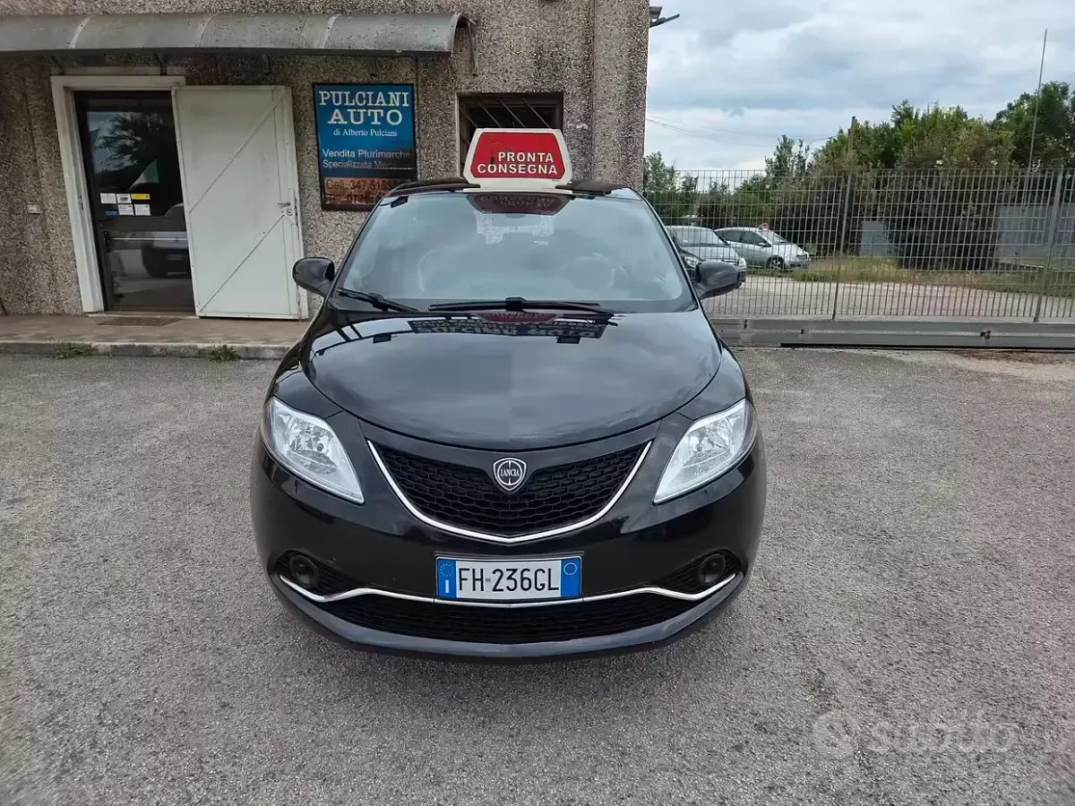 Usata Lancia Ypsilon Gold 69 CV (50 kW) 2017 Nero Utilitaria