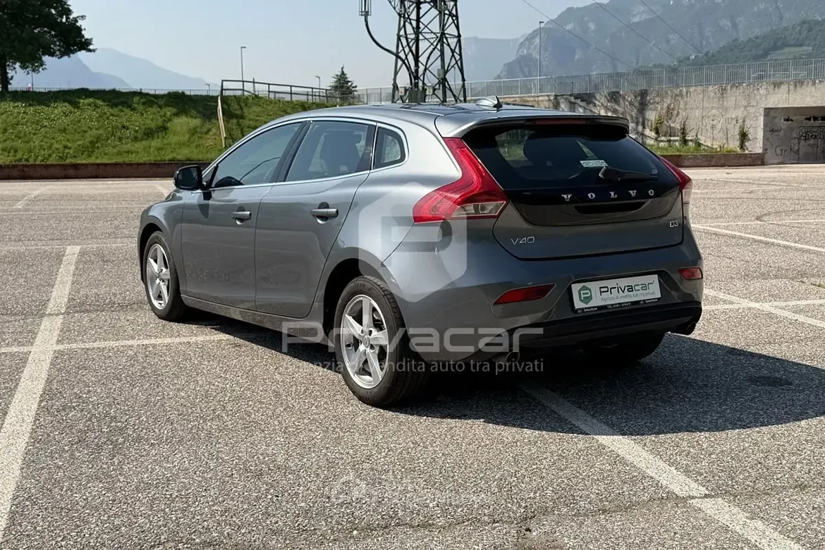 Usata Volvo V40 Momentum 150 CV (110 kW) 2015 Gray Berlina