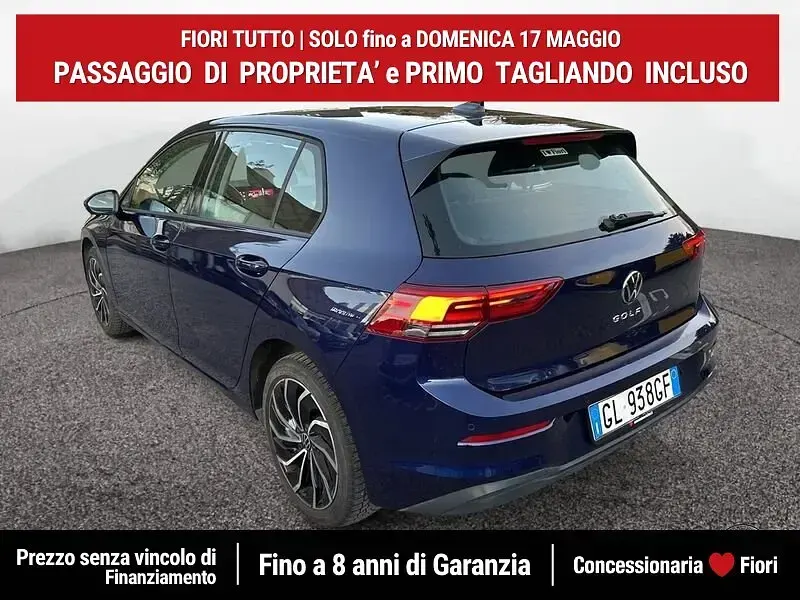 Begagnad VW Golf VIII Life 110 HK (80 kW) 2022 Blå Halvkombi