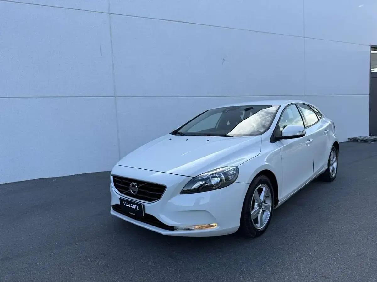 Usata Volvo V40 114 CV (83 kW) 2015 Bianco Berlina