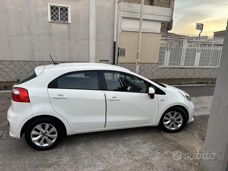 Usata Kia Rio Active 83 CV (61 kW) 2016 Bianco Utilitaria