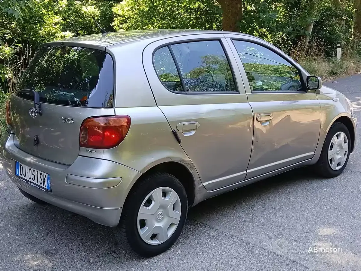 Usata Toyota Yaris Sol 65 CV (47 kW) 2005 Grigio Berlina