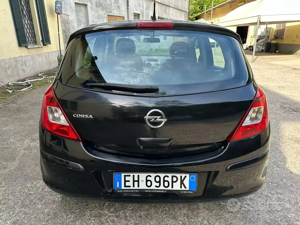 Używany Opel Corsa Club 86 KM (63 kW) 2011 Czarny Hatchback
