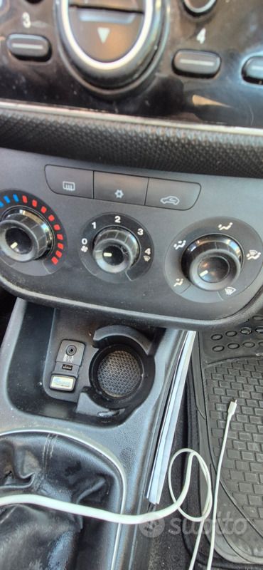 Usata Fiat Grande Punto 77 CV (56 kW) 2012 Bianco Utilitaria