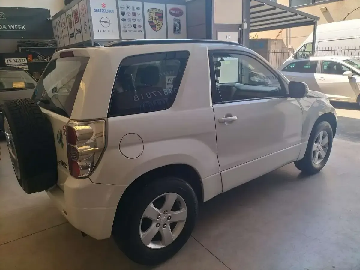 Usata Suzuki Grand Vitara 106 CV (77 kW) 2010 Bianco SUV