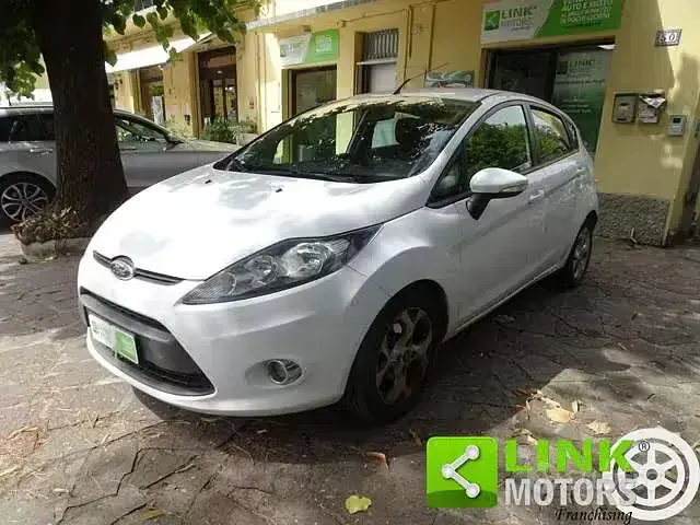 Usata Ford Fiesta Titanium 97 CV (71 kW) 2012 Bianco Berlina
