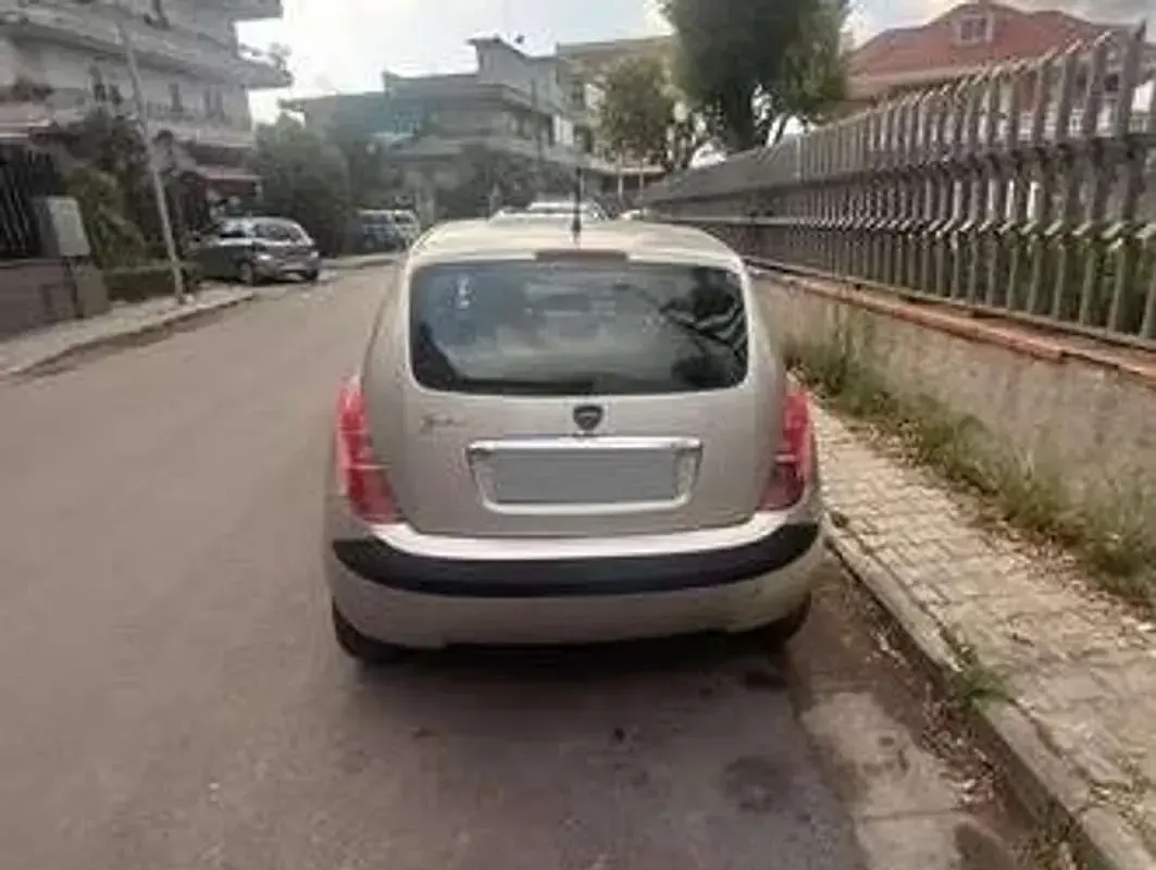 Usata Lancia Ypsilon 60 CV (44 kW) 2005 Argento Utilitaria