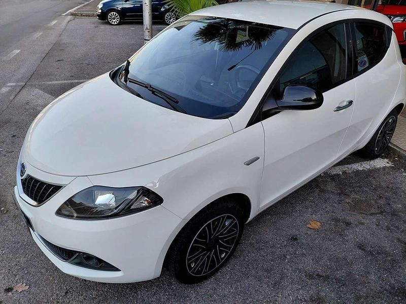 Usata Lancia Ypsilon Gold 69 CV (50 kW) 2023 Bianco Utilitaria