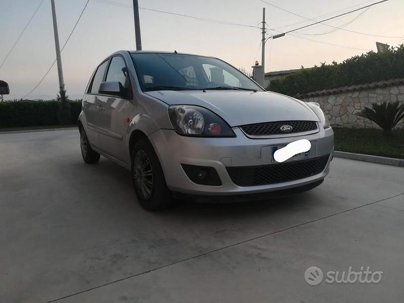 Grigio Usata 2006 Ford Fiesta Due volumi | 800 € (Super prezzo) - Immagine 1/4