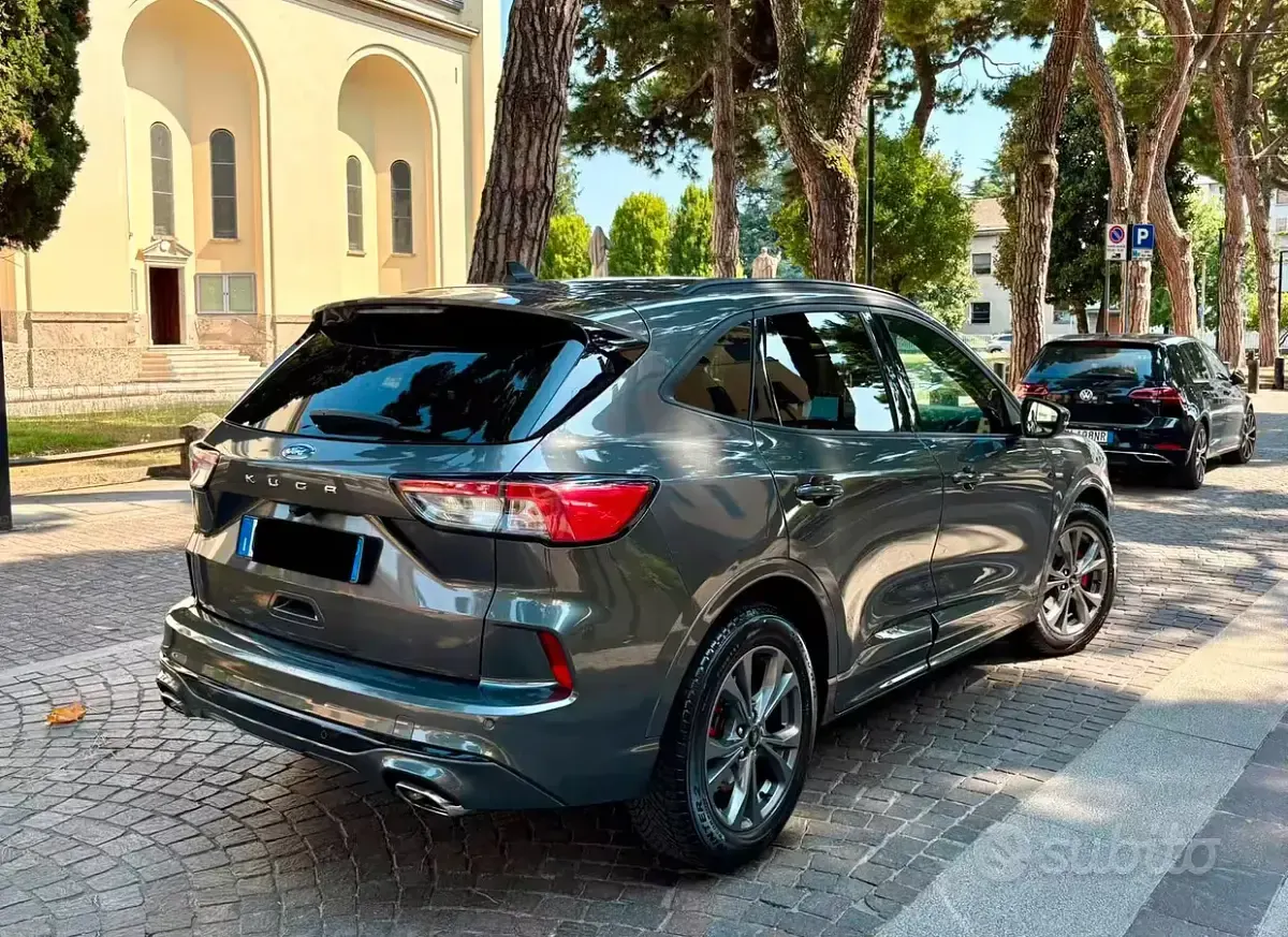 Usata Ford Kuga ST-Line 120 CV (88 kW) 2022 Grigio SUV