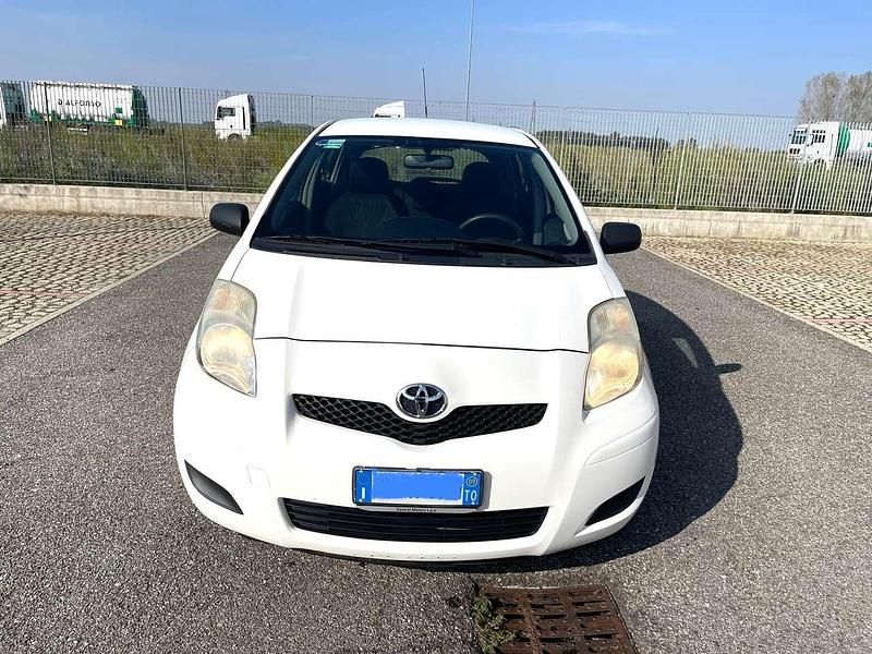Usata Toyota Yaris Luxury 69 CV (50 kW) 2009 Bianco Berlina