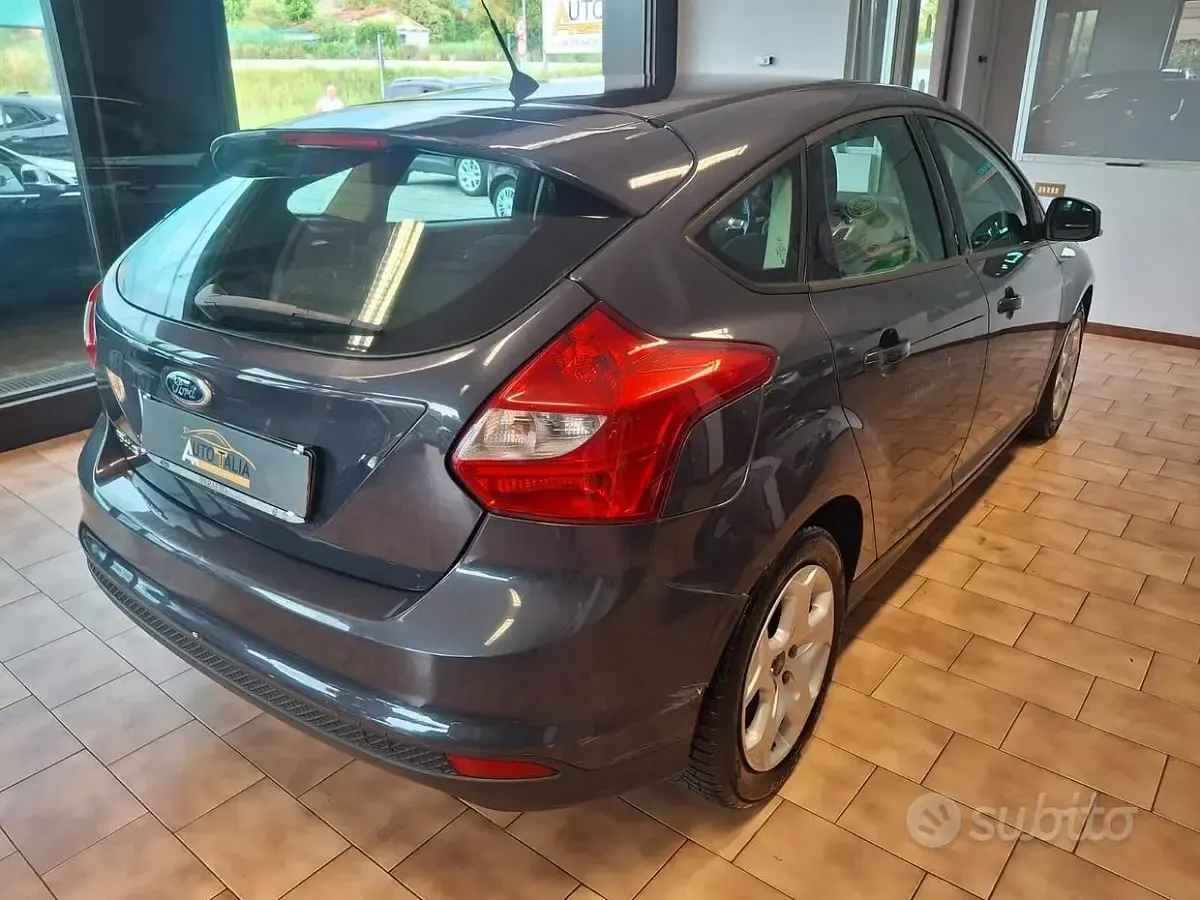 Usata Ford Focus 95 CV (69 kW) 2014 Grigio Berlina