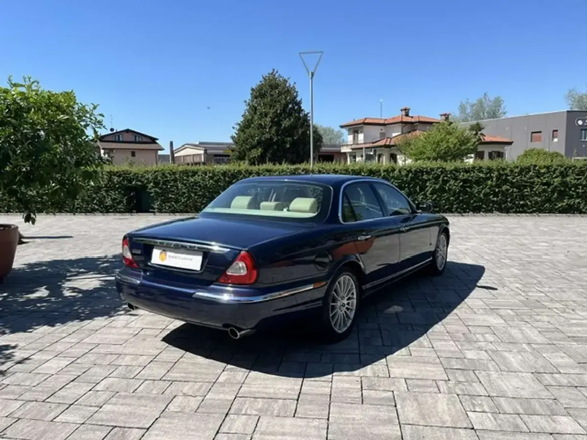 Usata Jaguar XJ Executive 207 CV (152 kW) 2006 Blu/azzurro Berlina