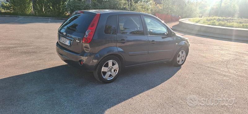 Begagnad Ford Fiesta 67 HK (49 kW) 2008 Grå Halvkombi