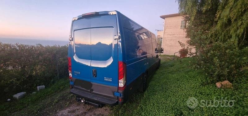 Usata Iveco Daily 180 CV (132 kW) 2021 Blu Berlina