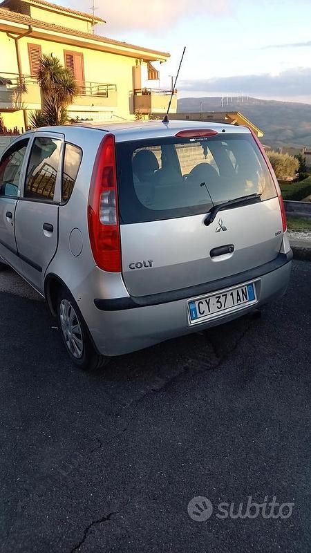 Usata Mitsubishi Colt 95 CV (69 kW) 2005 Grigio Monovolume