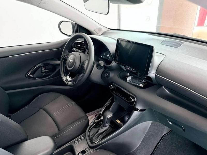 Ny Toyota Yaris Hybrid 92 HK (67 kW) 2026 Vit Sedan