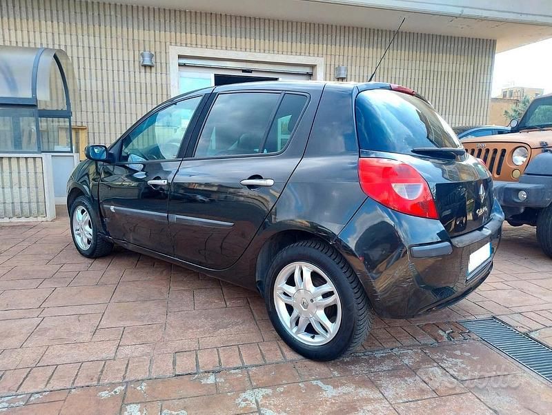 Usata Renault Clio II LE 75 CV (55 kW) 2007 Nero Berlina