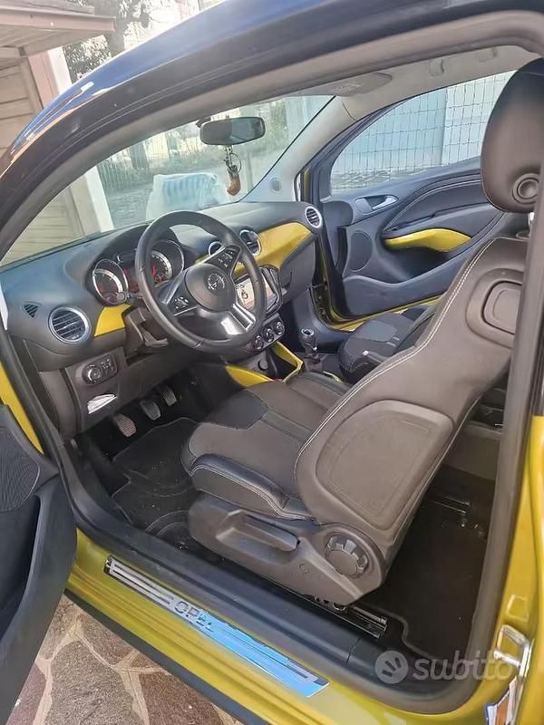 Usata Opel Adam Rocks Rocks 102 CV (75 kW) 2015 Giallo Utilitaria