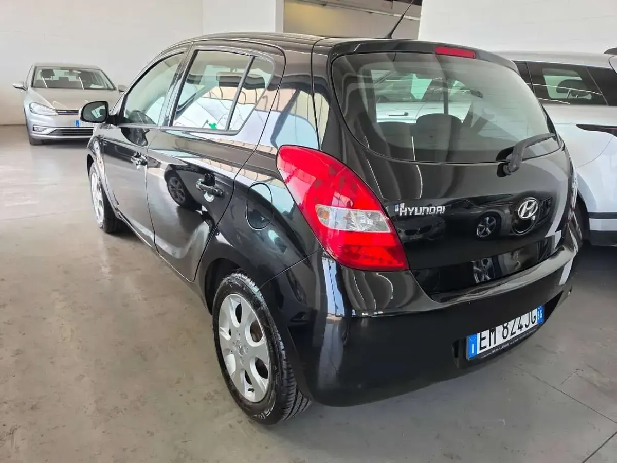 Usata Hyundai i20 Comfort 77 CV (56 kW) 2012 Nero Utilitaria