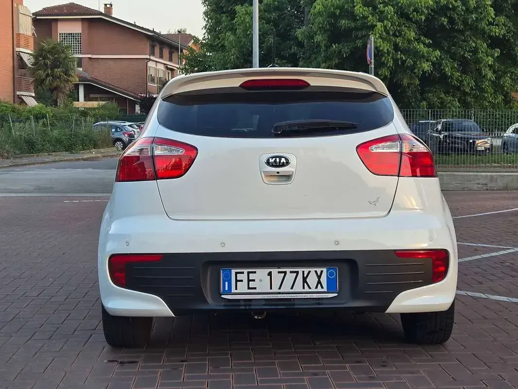 Usata Kia Rio 83 CV (61 kW) 2016 Bianco Utilitaria