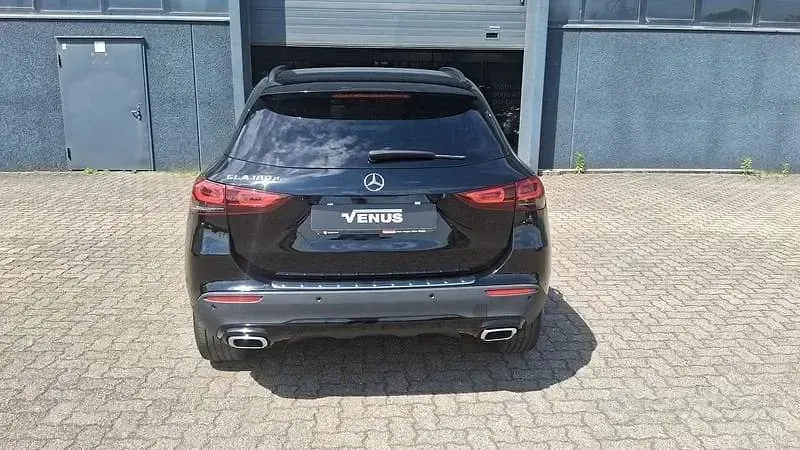 Käytetty Mercedes GLA180 116 HP (85 kW) 2022 Musta Katumaasturi