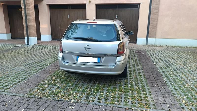 Begagnad Opel Astra 101 HK (74 kW) 2008 Grå Kombi