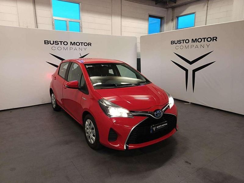 Rosso / metallizzato Usata 2016 Toyota Yaris Hybrid Active Tre volumi | 9900 € (Buon prezzo) - Immagine 1/4