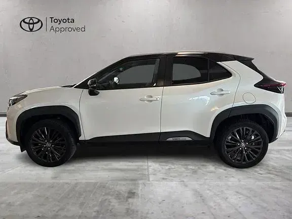Usata Toyota Yaris Cross 116 CV (85 kW) 2021 Pearl white & black SUV