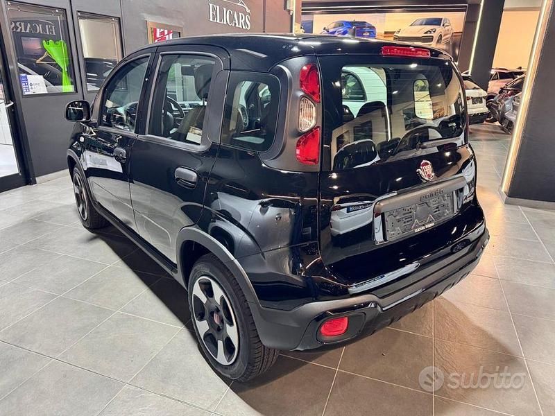 Usata Fiat Panda Cross Cross 69 CV (50 kW) 2023 Nero metallizzato Utilitaria