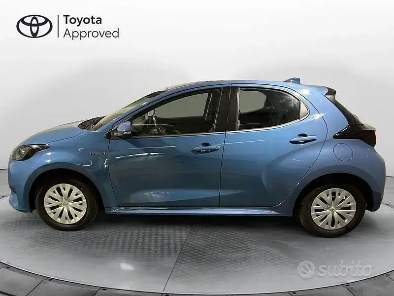 Usata Toyota Yaris Hybrid Active 116 CV (85 kW) 2021 Blu Berlina