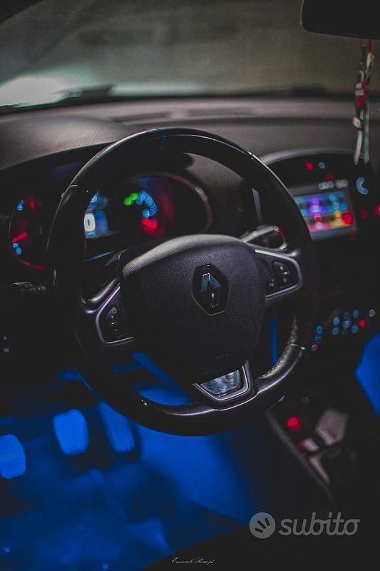 Käytetty Renault Clio IV Intens 75 HP (55 kW) 2017 Musta Viistoperä