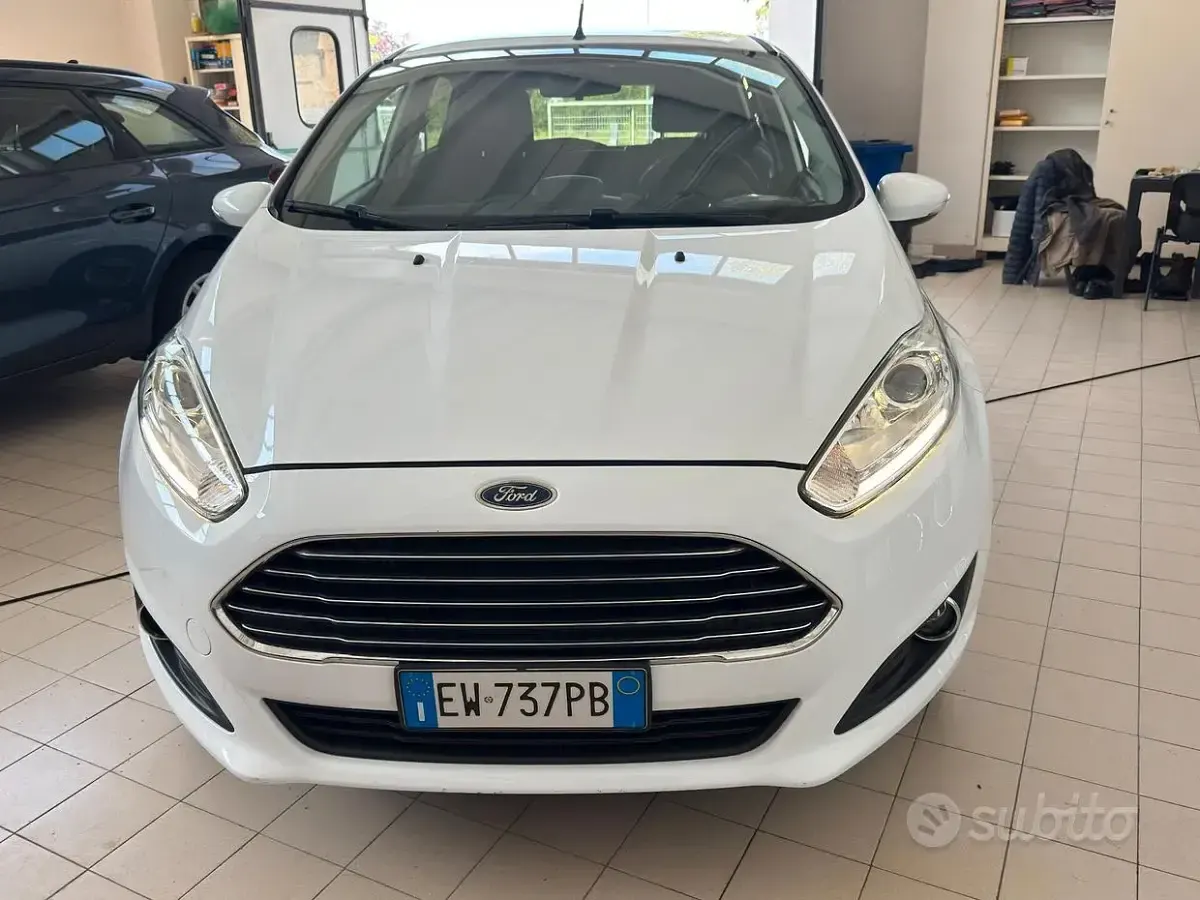 Usata Ford Fiesta Titanium 95 CV (69 kW) 2014 Bianco Utilitaria