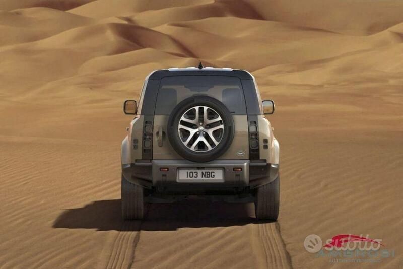 Usata Land Rover Defender Dynamic 404 CV (297 kW) 2023 Grigio metallizzato SUV