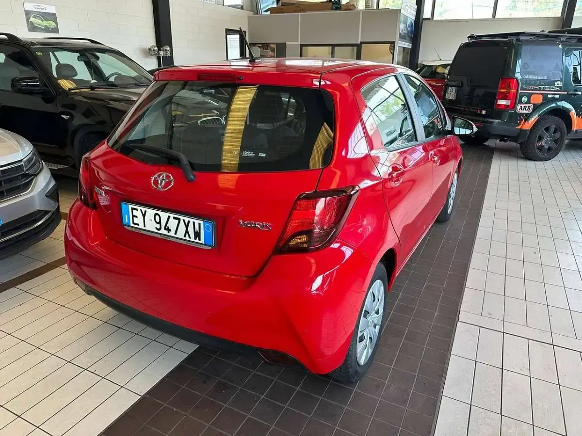 Usata Toyota Yaris Lounge 69 CV (50 kW) 2015 Rosso Utilitaria
